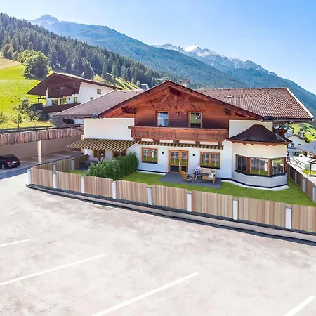 Plush With Mountain Views Apartment *